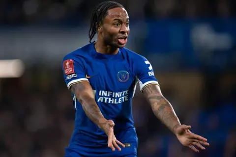 3 أندية تتنافس على ضمه.. تشيلسي يفتح الباب أمام رحيل ستيرلينج